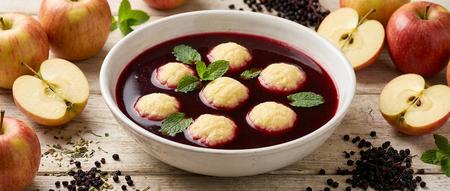 Fliederbeersuppe mit Grießklößchen Fliederbeersuppe mit Grießklößchen