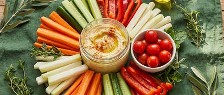 Hummus mit Gemüsesticks Hummus mit Gemüsesticks