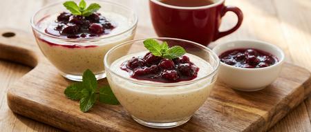 Vanillepudding mit Beerengrütze Vanillepudding mit Beerengrütze