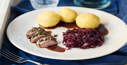 Rehrücken mit Rotkohl und Polentawürfeln Grünkohlbratlinge mit Pilzrahm